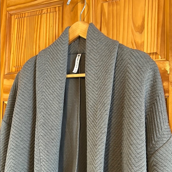 Fabletics Vanessa Quilted Cardigan. Medium. Excellent condition. - Picture 2 of 8